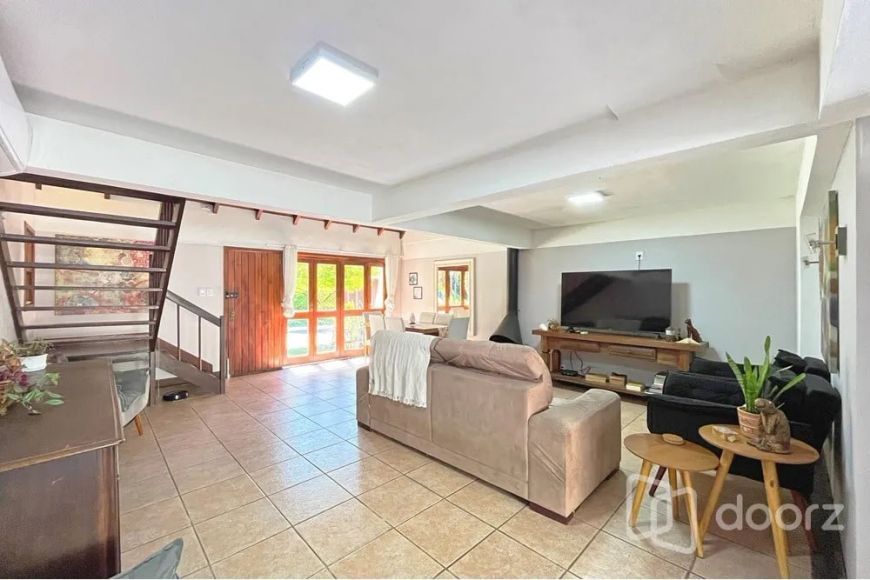 Imóvel na Dea Coufal com 4 dormitórios e 220m²