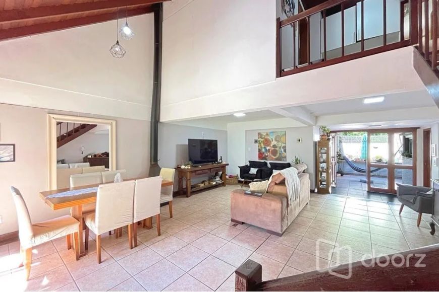 Imóvel na Dea Coufal com 4 dormitórios e 220m²