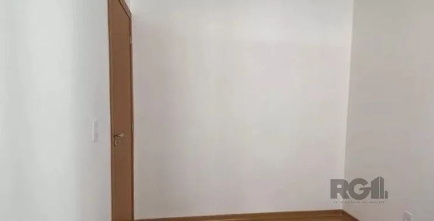 Apartamento com 2 quartos , sacada com churrasqueira, 1 banheiro completo (box de vidro instalado) e