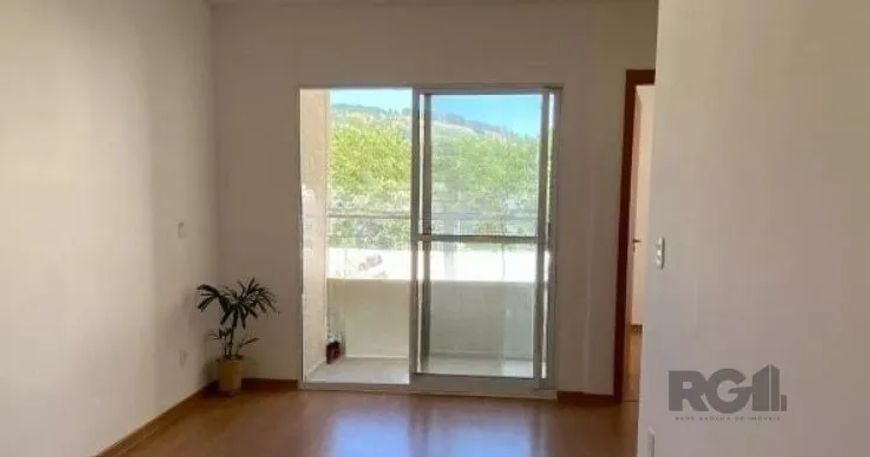 Apartamento com 2 quartos , sacada com churrasqueira, 1 banheiro completo (box de vidro instalado) e