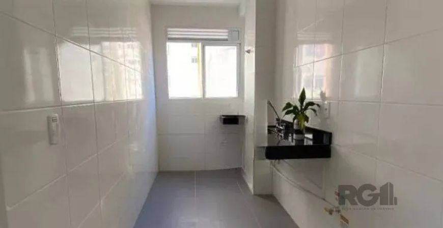 Apartamento com 2 quartos , sacada com churrasqueira, 1 banheiro completo (box de vidro instalado) e