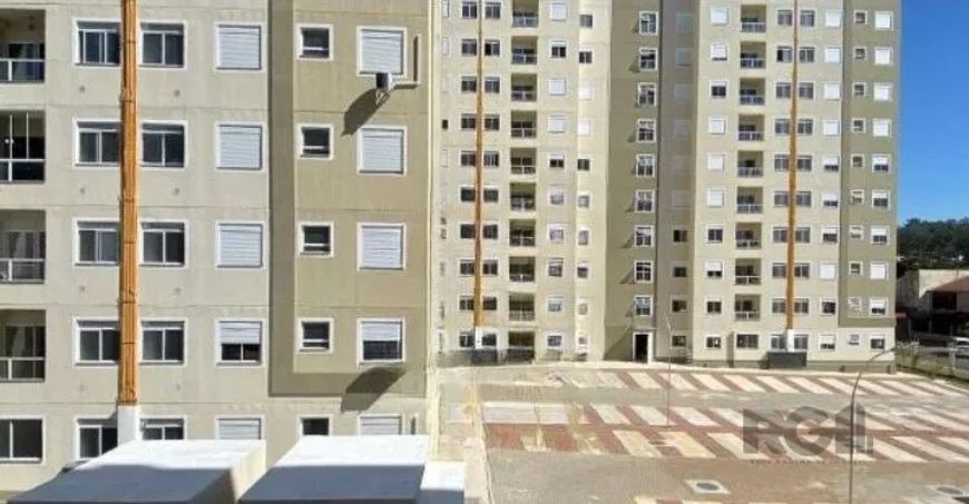 Apartamento com 2 quartos , sacada com churrasqueira, 1 banheiro completo (box de vidro instalado) e