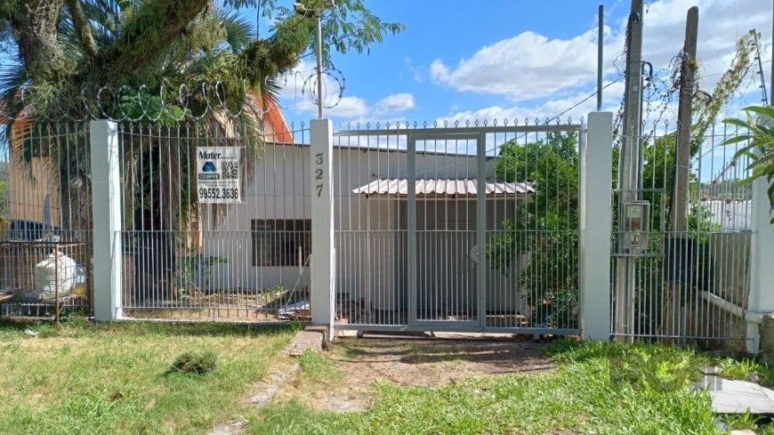 Casa mista podendo ser usada como comercial ou residêncial, com grande galpão a frente e aos fundos