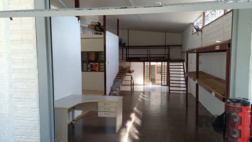 Casa mista podendo ser usada como comercial ou residêncial, com grande galpão a frente e aos fundos