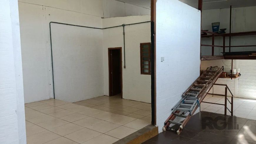 Casa mista podendo ser usada como comercial ou residêncial, com grande galpão a frente e aos fundos