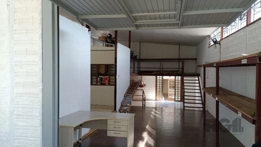Casa mista podendo ser usada como comercial ou residêncial, com grande galpão a frente e aos fundos