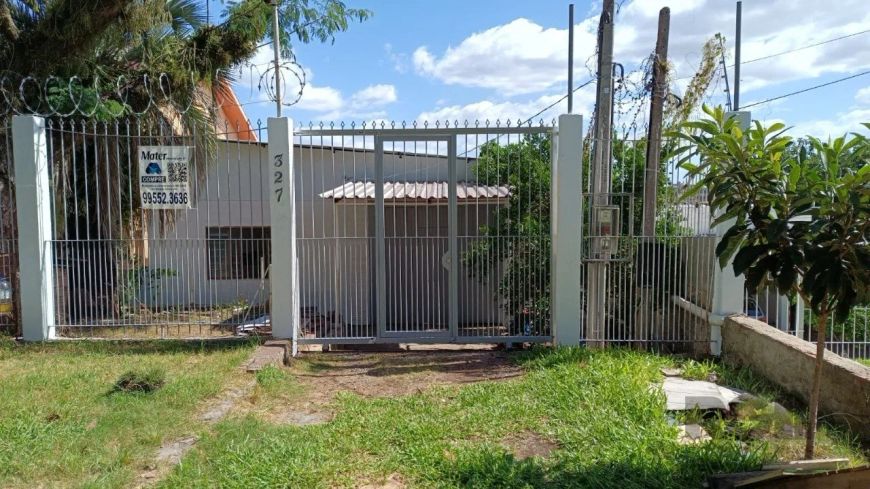 Casa mista podendo ser usada como comercial ou residêncial, com grande galpão a frente e aos fundos
