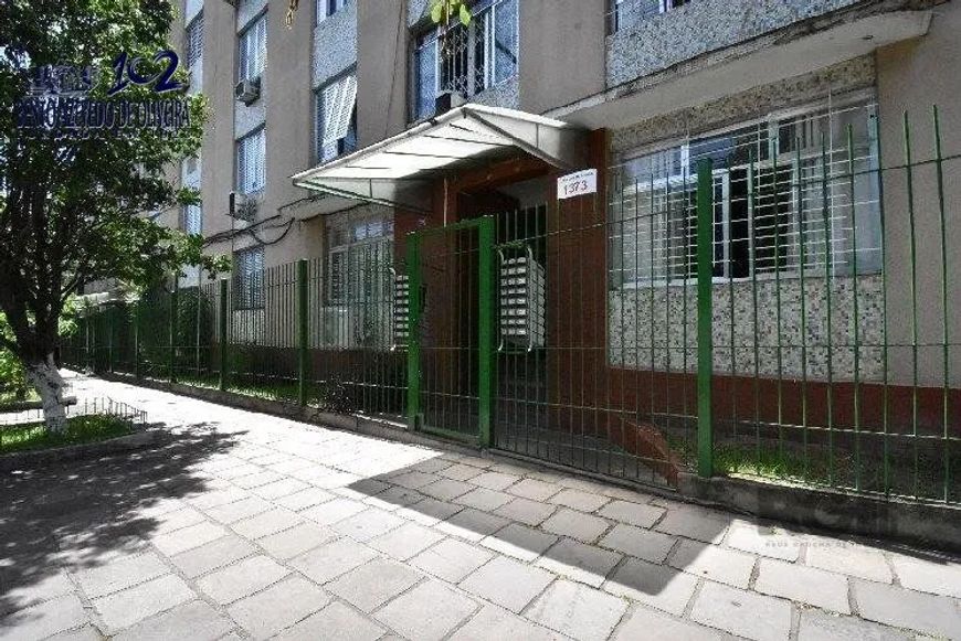 2 dormitórios, térreo com pátio.