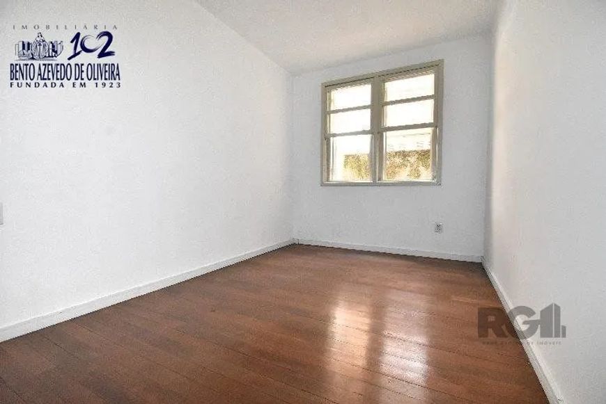 2 dormitórios, térreo com pátio.