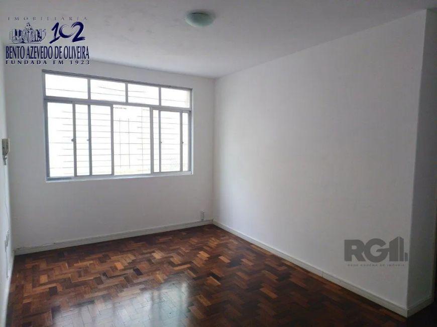 2 dormitórios, térreo com pátio.