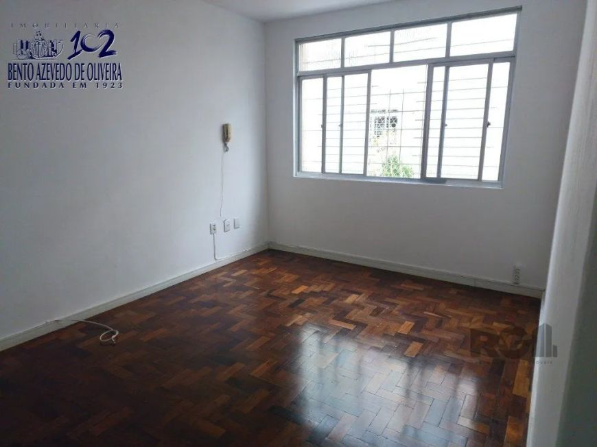 2 dormitórios, térreo com pátio.