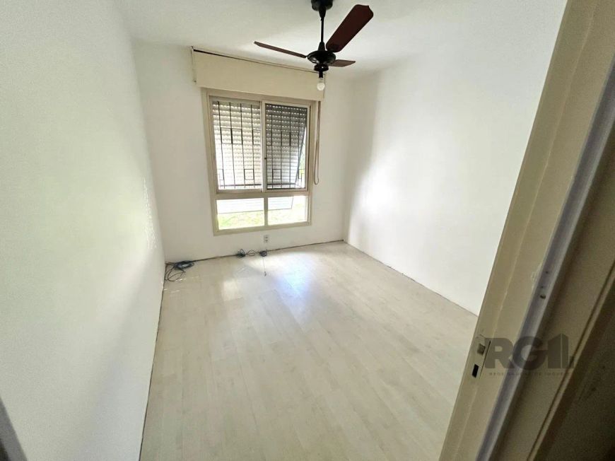 Excelente apartamento térreo, 2 dormitórios, living 2 ambientes, cozinha, área de serviço e banheiro