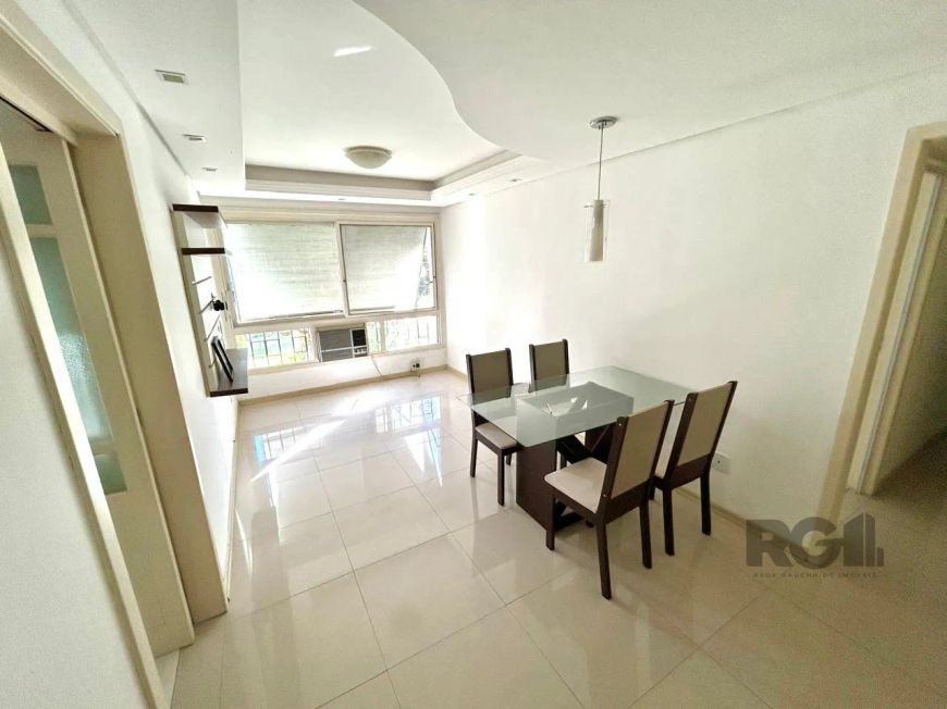 Excelente apartamento térreo, 2 dormitórios, living 2 ambientes, cozinha, área de serviço e banheiro