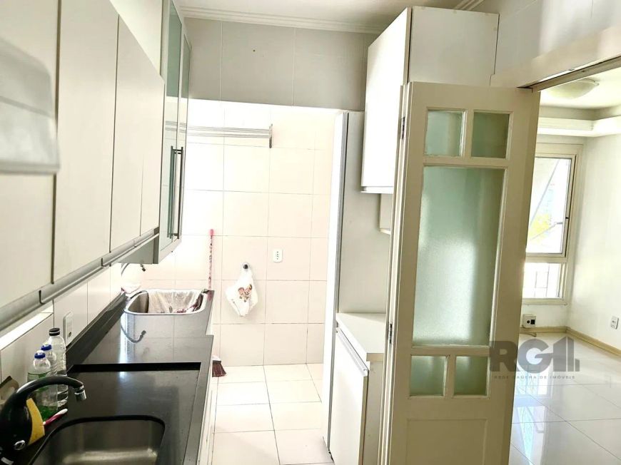 Excelente apartamento térreo, 2 dormitórios, living 2 ambientes, cozinha, área de serviço e banheiro