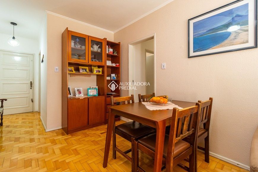 Apartamento para venda possui 77 metros quadrados com 3 quartos em Menino Deus - Porto Alegre - RS