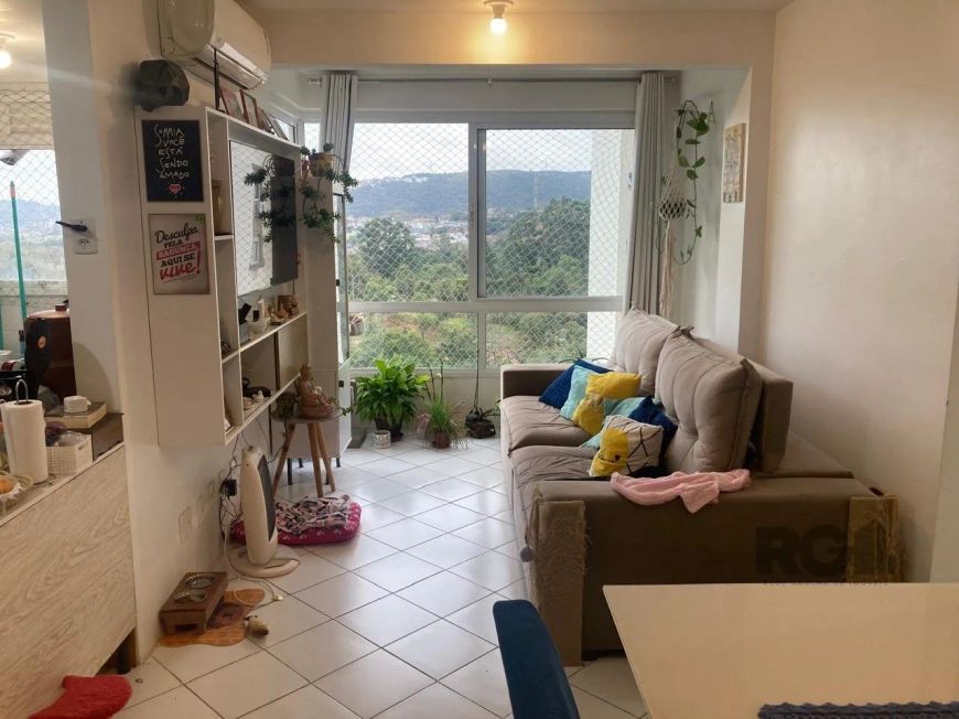 Apartamento com 3 (três) dormitórios sendo 1 suíte no bairro Cavalhada!Amplo apartamento com living
