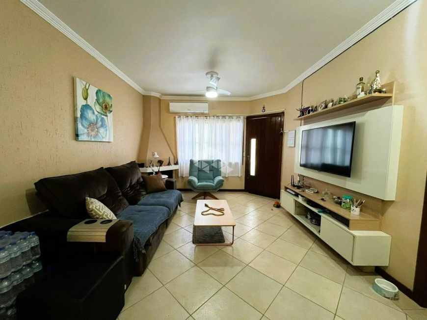 Casa semi mobiliada, 3 dormitórios, 1 suíte, 2 vagas, espaço gourmet com piscina a venda na zona Sul