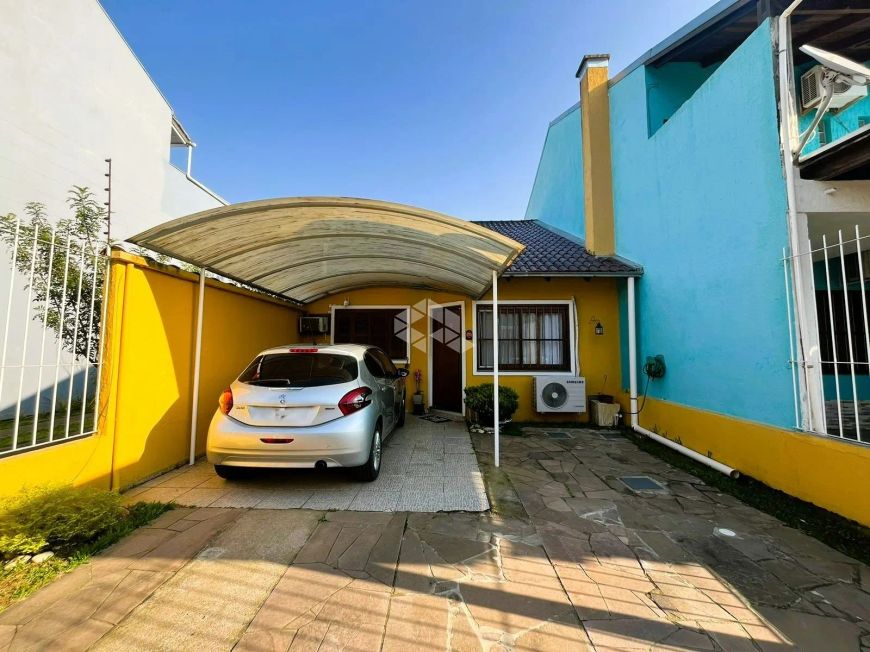 Casa semi mobiliada, 3 dormitórios, 1 suíte, 2 vagas, espaço gourmet com piscina a venda na zona Sul