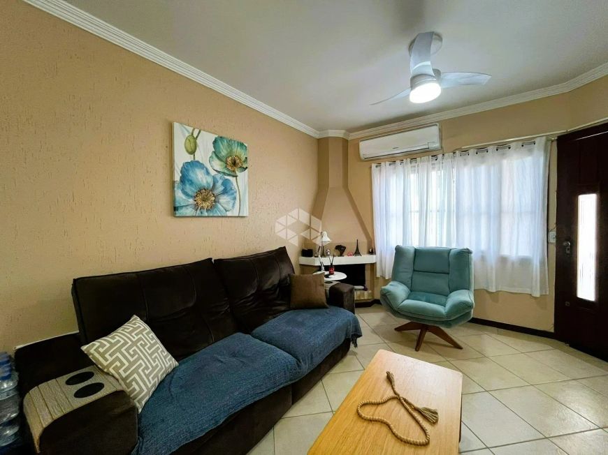 Casa semi mobiliada, 3 dormitórios, 1 suíte, 2 vagas, espaço gourmet com piscina a venda na zona Sul