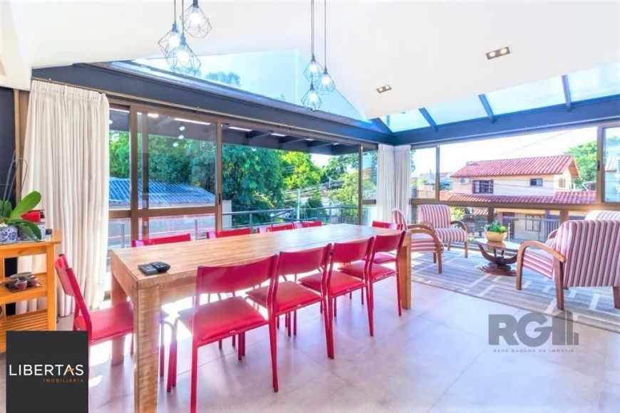 Casa de 380m², bairro Guarujá