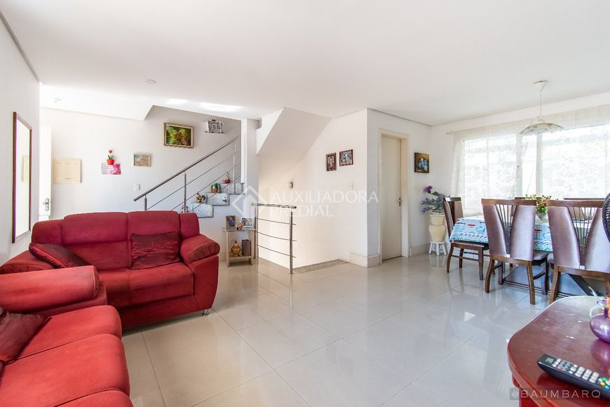 Sobrado de 3 dormitórios 1 suite, com 170 metros privativos.