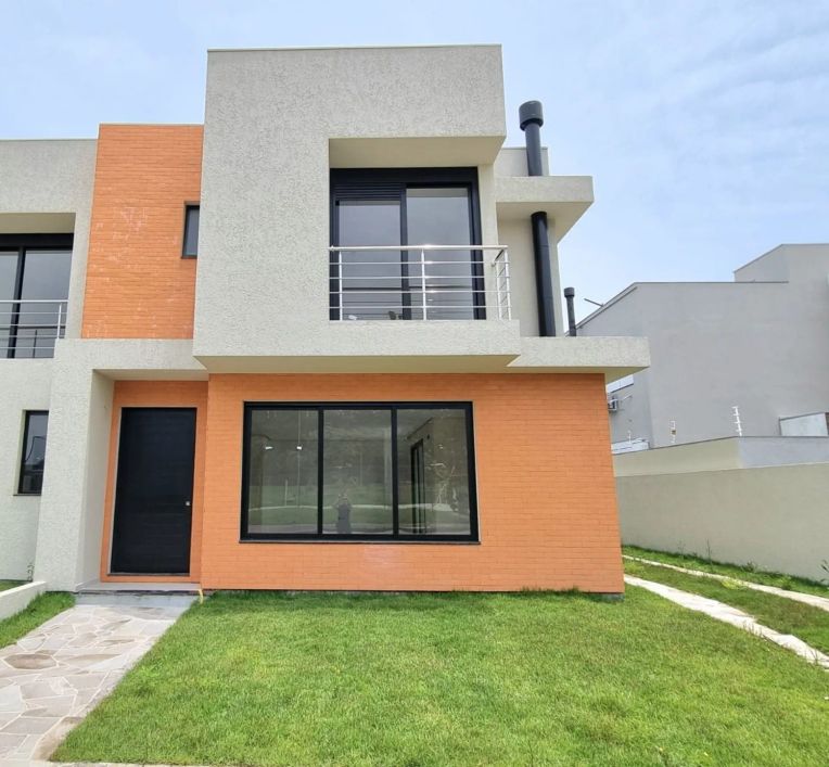 Sobrado com 145m² 03 Dormitórios Bairro Hípica