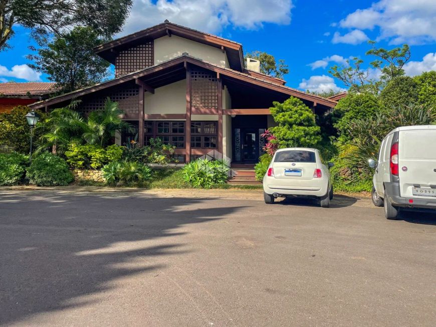 Casa em condomínio com 4 dormitórios, sendo 4 suítes e 3 vagas de garagem no bairro Cavalhada em Por