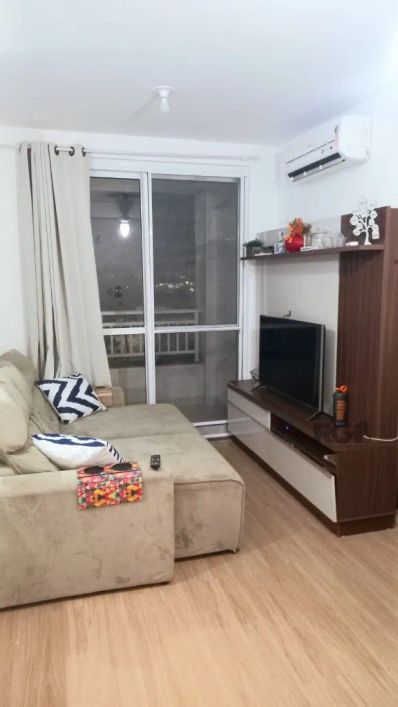 Apartamento ensolarado de 2 dormitórios, fica com todos móveis planejados, sendo 1 suíte, living amp
