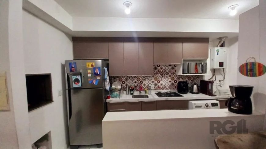 Apartamento ensolarado de 2 dormitórios, fica com todos móveis planejados, sendo 1 suíte, living amp