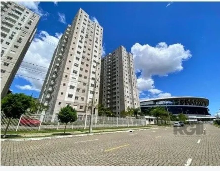 Apartamento ensolarado de 2 dormitórios, fica com todos móveis planejados, sendo 1 suíte, living amp