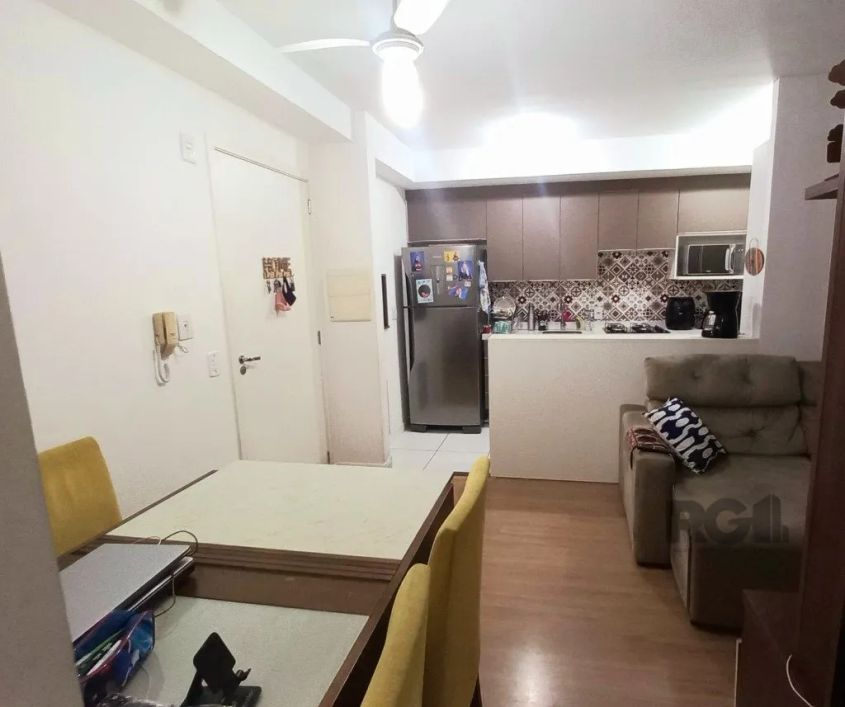 Apartamento ensolarado de 2 dormitórios, fica com todos móveis planejados, sendo 1 suíte, living amp