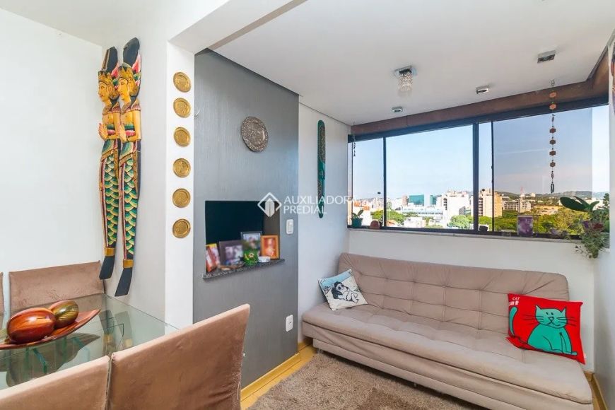 Apartamento semimobiliado com 2 quartos, sendo uma suíte no bairro Cidade Baixa!