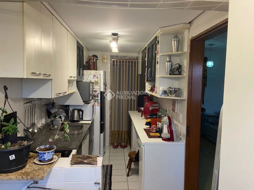 Apartamento semimobiliado com 2 quartos, sendo uma suíte no bairro Cidade Baixa!