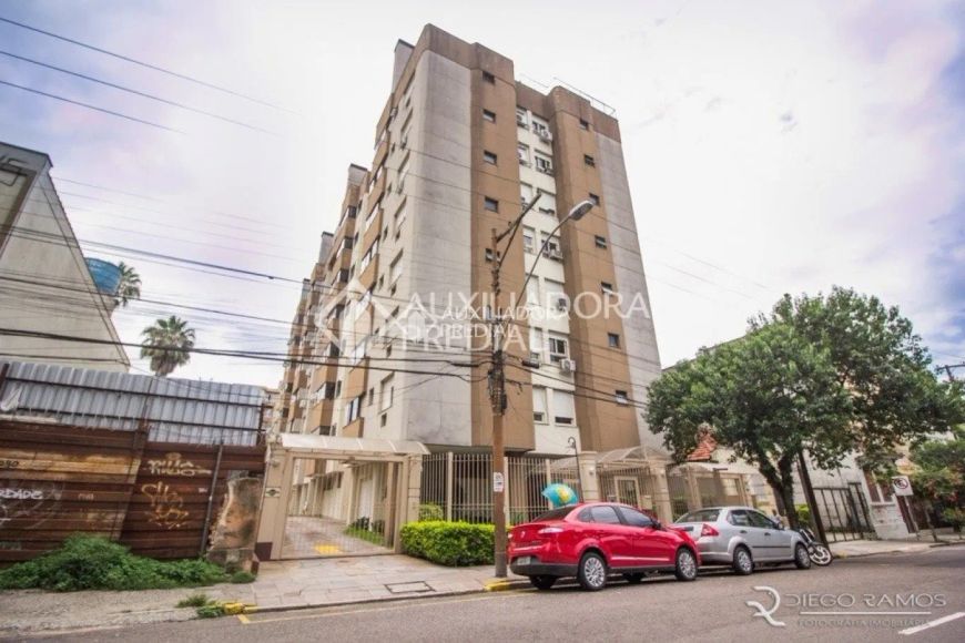 Apartamento semimobiliado com 2 quartos, sendo uma suíte no bairro Cidade Baixa!