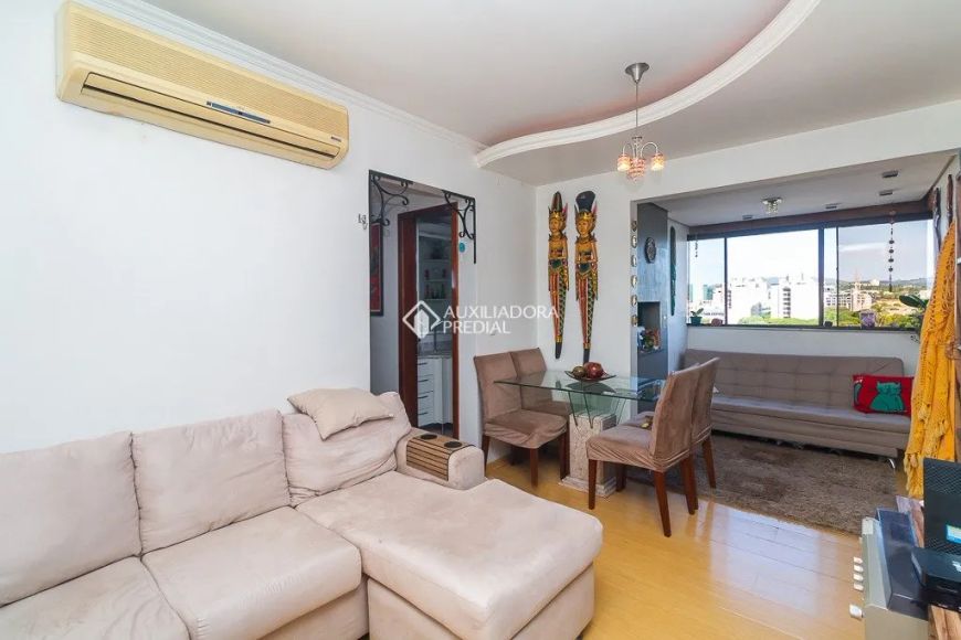 Apartamento semimobiliado com 2 quartos, sendo uma suíte no bairro Cidade Baixa!