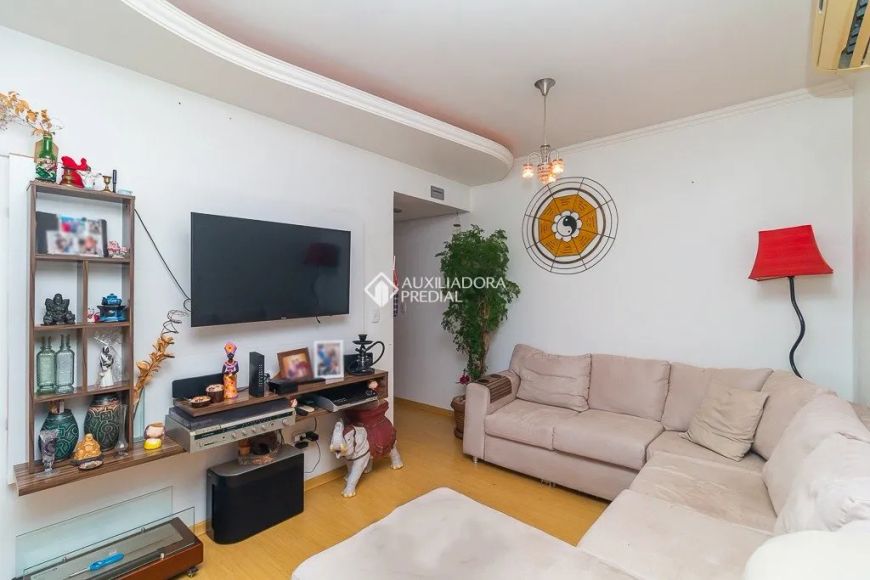 Apartamento semimobiliado com 2 quartos, sendo uma suíte no bairro Cidade Baixa!