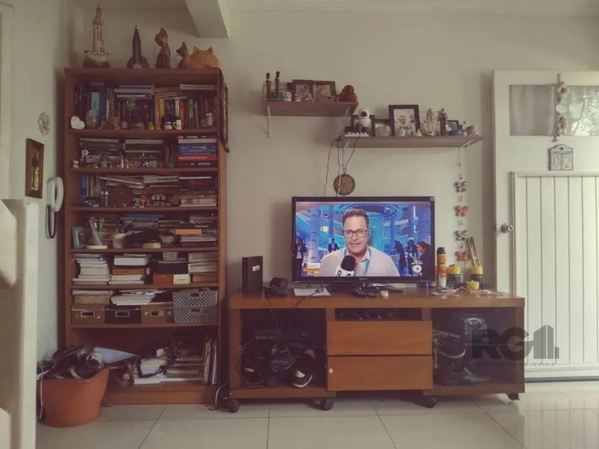 Ótimo sobrado no Condomínio House Ville, no Sarandi, de 2 pavimentos, com 2 dormitórios, vaga e infr
