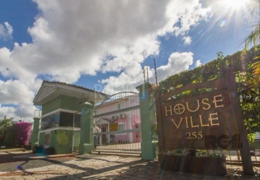 Ótimo sobrado no Condomínio House Ville, no Sarandi, de 2 pavimentos, com 2 dormitórios, vaga e infr