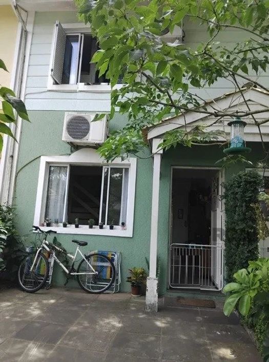 Ótimo sobrado no Condomínio House Ville, no Sarandi, de 2 pavimentos, com 2 dormitórios, vaga e infr