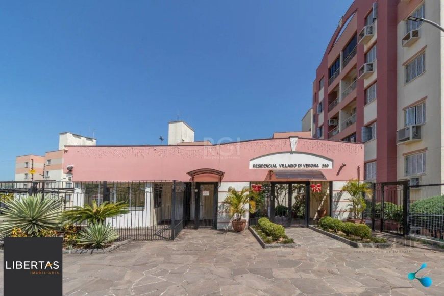 Apartamento de dois quartos e uma vaga de garagem em condomínio com infraestrutu