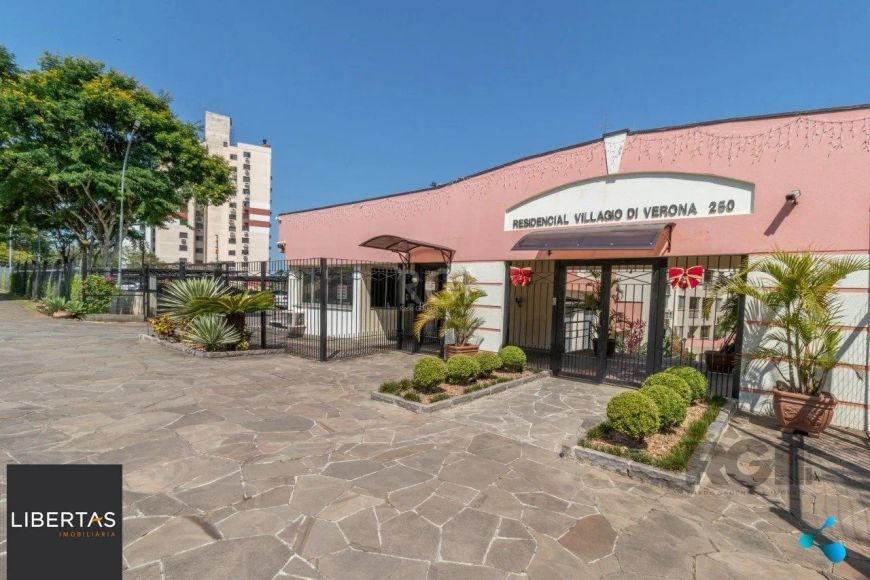 Apartamento de dois quartos e uma vaga de garagem em condomínio com infraestrutu