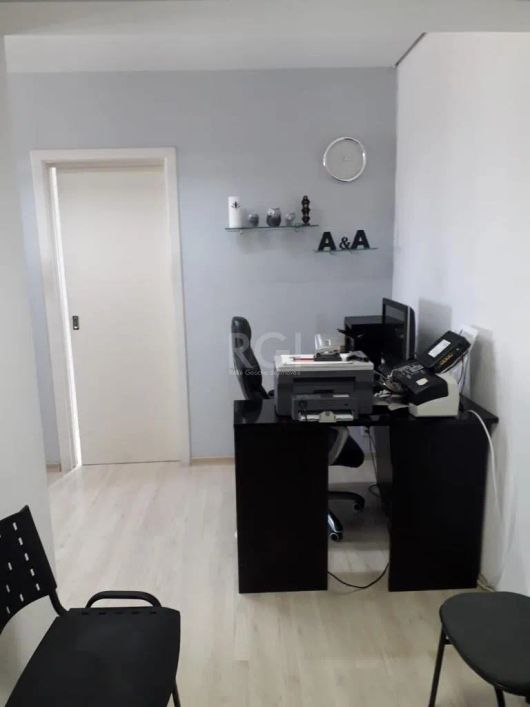 Sala comercial com 62,35 m².O bairro Rio Branco em Porto Alegre está próximo aos bairros, Auxiliador