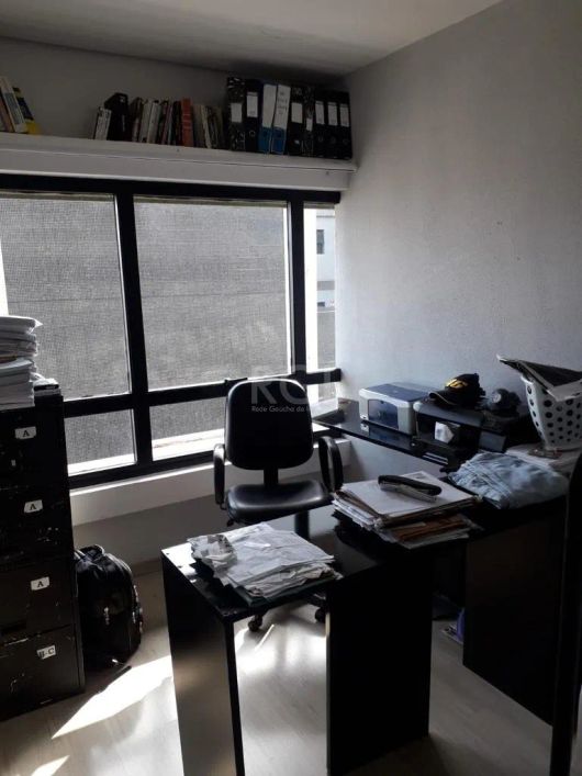 Sala comercial com 62,35 m².O bairro Rio Branco em Porto Alegre está próximo aos bairros, Auxiliador