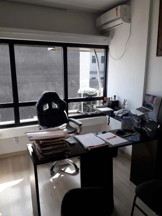Sala comercial com 62,35 m².O bairro Rio Branco em Porto Alegre está próximo aos bairros, Auxiliador