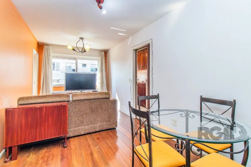 Apartamento com 72 m2 privativos, com uma suite, sacada integrada , e espaço com churrasqueira e hid