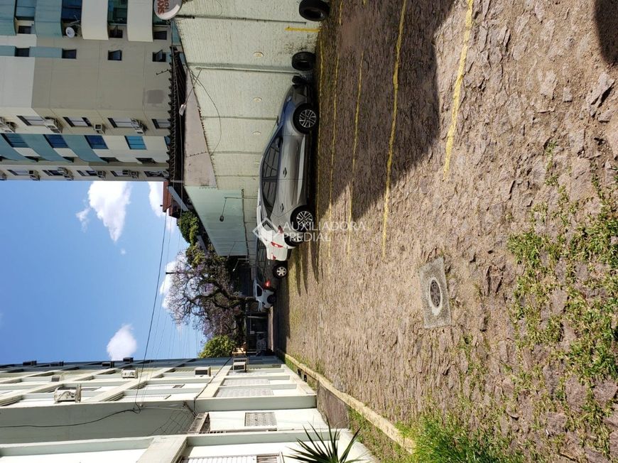 Apartamento à venda no Menino Deus com 56m² e 2 dormitórios/quartos disponíveis.