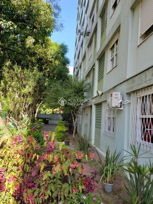 Apartamento à venda no Menino Deus com 56m² e 2 dormitórios/quartos disponíveis.