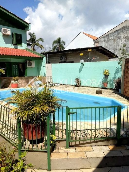 Excelente casa na zona sul de Porto Alegre no bairro Guarujá, próximo ao Clube do Professor Gaúcho