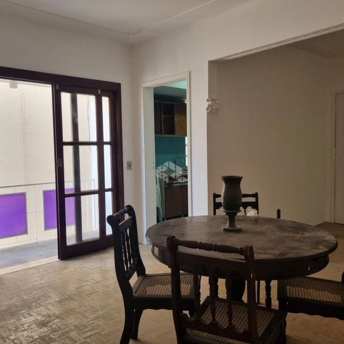 Apartamento para venda de 2 dormitórios com sacada no bairro Cidade Baixa Porto Alegre/RS.