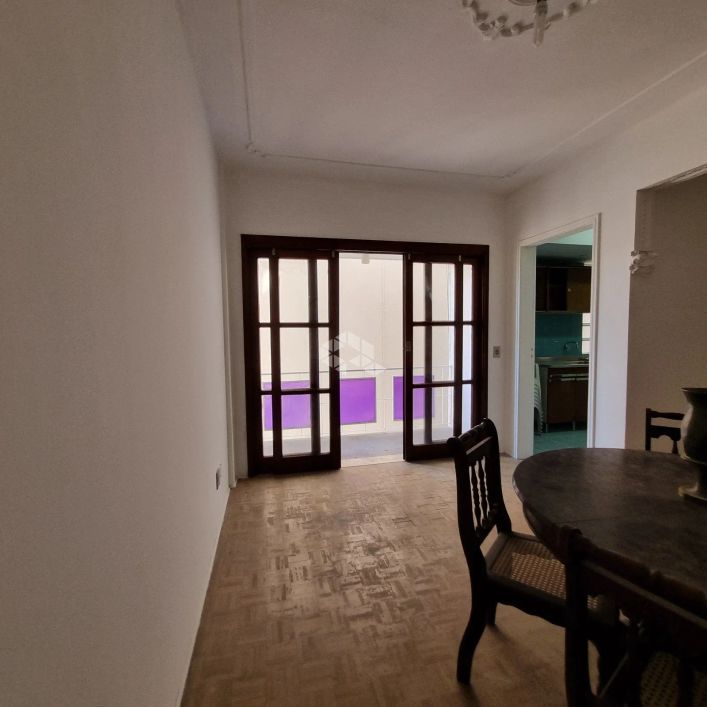 Apartamento para venda de 2 dormitórios com sacada no bairro Cidade Baixa Porto Alegre/RS.